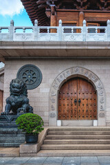  Front door of Jing'an Temple, a Buddhist temple on West Nanjing Road in Shanghai.