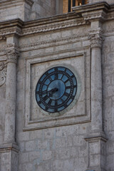 Majestic in white volcanic stone, the Cathedral of Arequipa rises proudly against the Andean sky. A masterpiece of neoclassical architecture, it embodies the elegance and resilience of the “White City