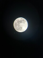 Obraz premium Close up photo of the moon taken from iphone and telescope