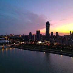 Obraz premium City skyline at sunset over a river