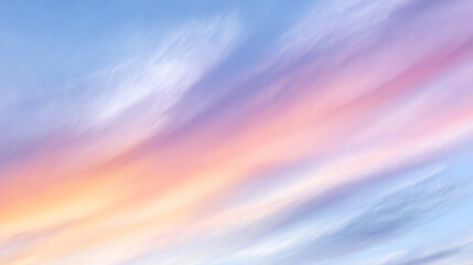 Naklejka premium A stunning twilight sky displaying vibrant colors with soft clouds, evoking a sense of peace and tranquility.