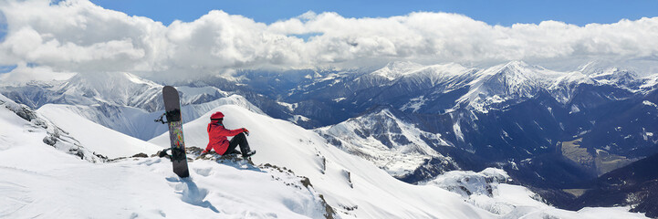 Obraz premium Snowboarder on Mountain Peak Wide Banner with Copy Space