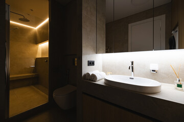 Modern bathroom design featuring ambient lighting and sleek fixtures in a contemporary setting