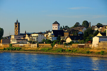 Obraz premium Weissenthurm is a town in the district of Mayen-Koblenz on the edge of the Rhine River. The White tower - after which the town is called stands prominently within the small town.