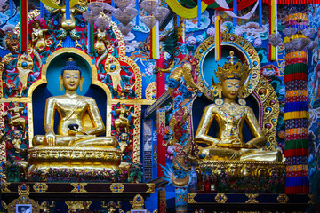 Obraz premium Peaceful Buddhist temples and serene Buddha sculptures reflecting spiritual heritage, meditation, and traditional architecture across Asia.