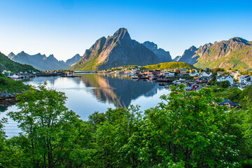 Reine, il villaggio di pescatori nelle isole Lofoten (Norvegia), ammirabile attraverso la salita al...