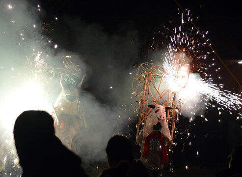 Fuegos artificiales, castillos y toritos en fiesta Mexicana, durante la noche, 