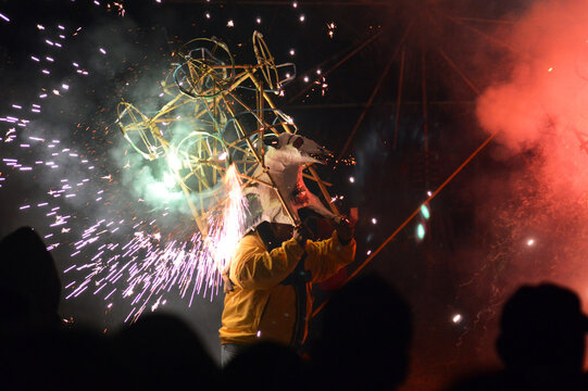 Fuegos artificiales, Torito de fuegos artificiales y cohetes en fiesta, M&eacute;xico