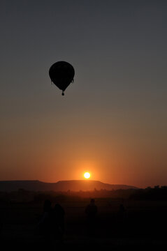 Globo en el Horizonte al atardecer, Toma Horizontal