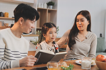 Obraz premium Family spends their free time together