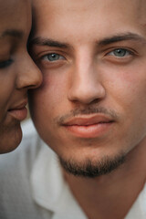 Obraz premium Affectionate moment of an interracial couple, close-up portrait of love, joy and authentic emotions.