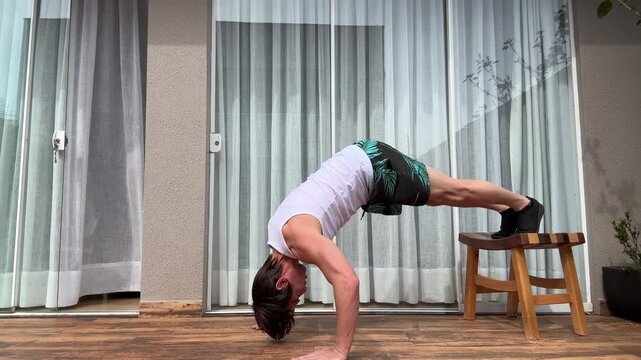 homem faz treino em casa 