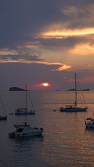 Puesta de sol dorada sobre el mar Mediterr&aacute;neo en Ibiza, horizonte iluminado al atardecer,
