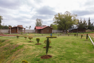 Cabañas rústicas rodeadas de nubes y tranquilidad
