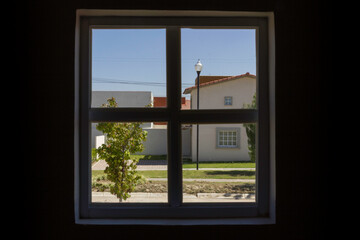 Luz natural entrando por ventana de vidrio desde el interior oscuro