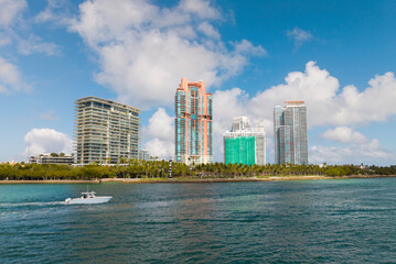 Fototapeta premium Yacht cruising near Miami Beach. Aerial view of boats on turquoise waters in Miami. Yacht retreat in South Florida Miami.