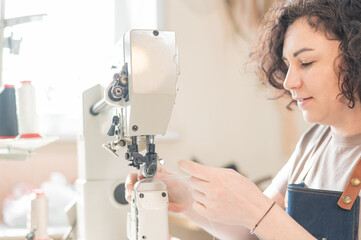 Naklejka premium Woman tanner at work in the workshop. 