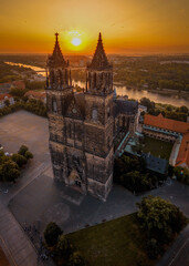 Magdeburger Dom mit Elbe beim Sonnenaufgang