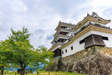 石垣と緑に囲まれた歴史的な大洲城天守閣