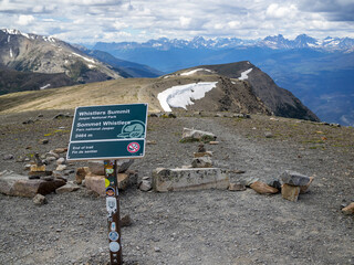 Whistler Summit sign at the mountain top, Jasper NP, Canada © Sérgio Nogueira