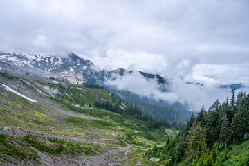 Obraz premium Mount Baker Pacific Northwest, Snow-Capped Mountain with Alpine Lakes and Scenic Landscape