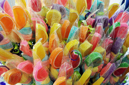 Dulces mexicanos coloridos de diferentes sabores, gomitas con sabores frutales