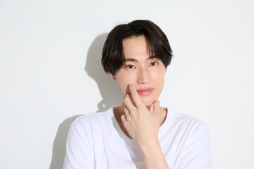明るい背景にアジアの若い男性のポートレート
