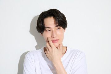 明るい背景にアジアの若い男性のポートレート © K-Angle