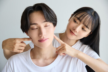 アジアの若い男女の美容に関するポートレート