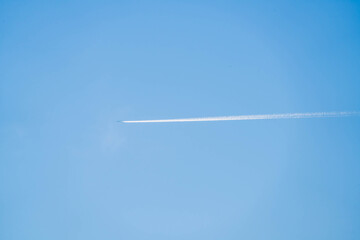 青空に伸びる飛行機雲