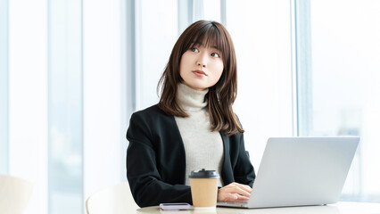 パソコンを使う女性・ビジネスウーマン