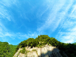 がんだて公園の大きな岩壁と爽やかな青空