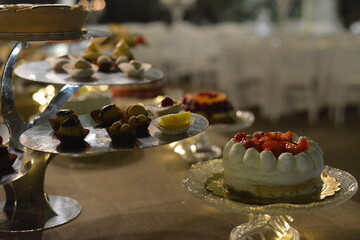 tavolo imbandito di dolci durante un ricevimento 