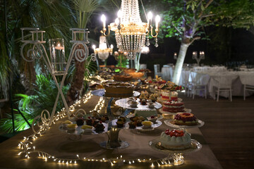 tavolo imbandito di dolci durante un ricevimento 