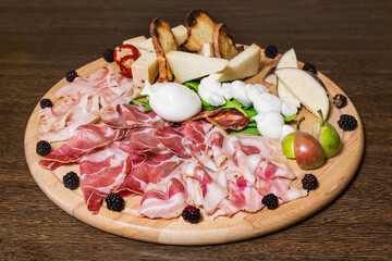 tagliere con affettati di salumi e formaggi