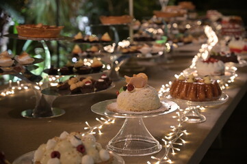 tavolo imbandito di dolci durante un ricevimento 