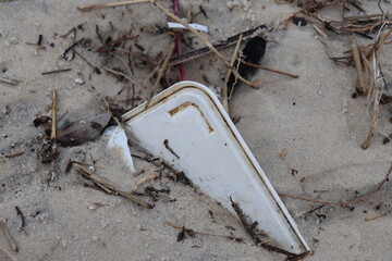 Lixo plástico abandonado na praia