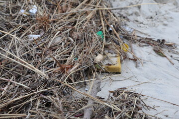 Lixo plástico abandonado na praia