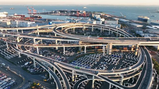 高速道路、ジャンクション、空撮、ドローン、交通、道路、モビリティ、インターチェンジ、インフラ、展望、湾岸、港湾、パノラマ、橋梁、ブリッジ、都市、自動車、都会、社会、俯瞰、ハイアングル、鳥瞰図、風景、景観、景色、上から見た、見下ろす、現代、日本、町並み、街、物流、ロジスティクス、産業、運送業、運輸、渋滞、トラフィック、倉庫、工場、センター、駐車場、パーキングエリア、建設、旅行、ドライブ、運転、旋回、