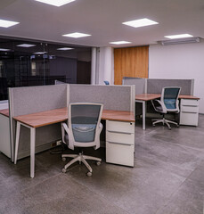 Oficina moderna con escritorios y sillas ergonómicas 