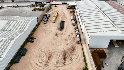 Vista aérea de piezas metálicas en patio industrial