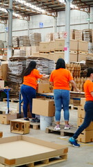 Fototapeta premium Trabajadores organizando cajas de cartón en almacén industrial
