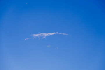 夏の薄い雲