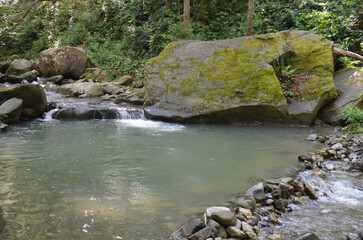 запруда горной реки