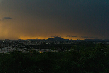 Fototapeta premium lluvia y atardecer