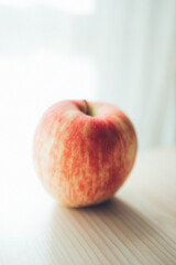机の上のリンゴ