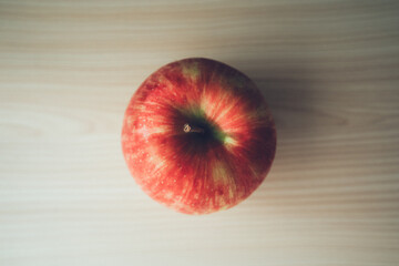 机の上のリンゴ