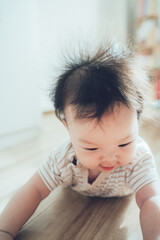 部屋でうつ伏せの赤ちゃん