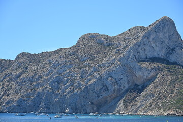 luksusowe łodzie zakotwiczone przy skale w Calpe na niebieskim morzu © Miroslaw