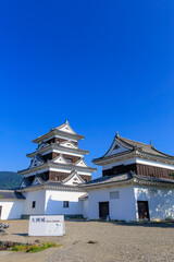 青空に映える愛媛県大洲城の美しい天守閣と城郭風景
